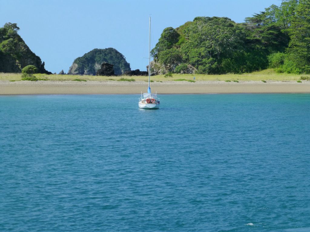 The renowned 'Hole in the Rock' cruise aboard Fullers.  Bay of Islands.